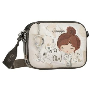 Torebka damska Anekke, z efektownym nadrukiem i metalowym logo zapinana na suwak z regulowanym paskiem oraz ozdobnym brelokiem kompaktowa a zarazem f. Szare torebki klasyczne Anekke, bez wzorów, z nadrukiem, bez dodatków. Za 369,00 zł.