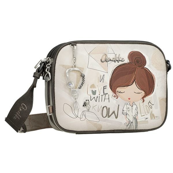 Torebka damska Anekke, z efektownym nadrukiem i metalowym logo zapinana na suwak z regulowanym paskiem oraz ozdobnym brelokiem kompaktowa a zarazem f. Szare listonoszki Anekke, bez wzorów, na ramię, z nadrukiem, bez dodatków. Za 369,00 zł.