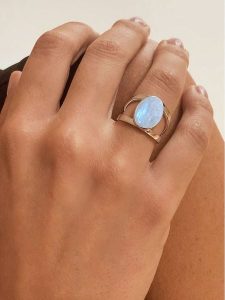 Les Favorites Srebrny pierścionek z kamieniem księżycowym rozmiar: 52. Niebieskie pierścionki Les Favorites, z kamieniem księżycowym, srebrne. Za 222,95 zł.