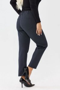 Granatowe spodnie Liora - elegancja i komfort w jednym PLUS SIZE XXL OVERSIZE JESIEŃ. Niebieskie spódnice Moda Size Plus Iwanek, do pracy, na jesień, plus size, bez wzorów, z poliesteru, biznesowe, plus size, mini. Za 199,90 zł.