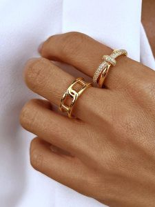 Les Favorites Pozłacany pierścionek z cyrkoniami rozmiar: 60. Żółte pierścionki Les Favorites, z cyrkonią, pozłacane. Za 144,24 zł.