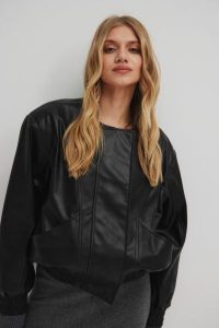 Kurtka bomberka z eko skóry w kolorze CZARNYM - CABRA. Czarne kurtki Marsala, bez wzorów, z elastanu, bez kaptura. W wyprzedaży za 199,95 zł.