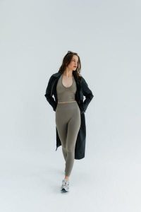 Legginsy modelujące do jogi Moonholi Malibu Evenings z wysokim stanem. Szare legginsy MOONHOLI, bez wzorów, z materiału, z podwyższonym stanem, długie. Za 359,00 zł.