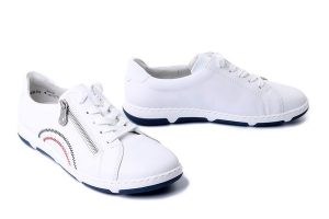 RIEKER 42424-80 white, półbuty damskie. Białe półbuty Rieker, bez wzorów, bez obcasa, bez zapięcia. Za 349,90 zł.
