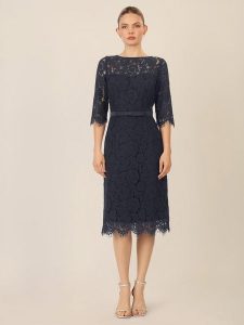 APART Sukienka w kolorze granatowym rozmiar: 46. Niebieskie sukienki Apart, bez wzorów, z koronki, bez kołnierzyka, bez ramiączek, midi. Za 295,99 zł.