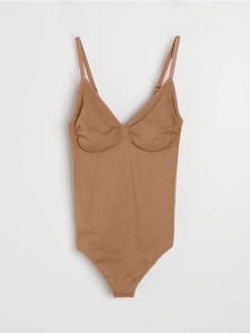 Bezszwowe body na ramiączkach - brązowy. Brązowe body i gorsety Sinsay, bez wzorów. Za 39,99 zł.