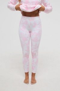 Legginsy termoaktywne – kolekcja damska Katie Ormerod Signature. Białe legginsy OOSC, bez wzorów, z materiału, długie. Za 269,99 zł.