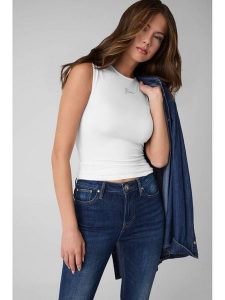 Guess Top 183556 Biały Classic Fit. Białe topy Guess, m, z aplikacjami, bez kołnierzyka, bez ramiączek. Za 174,99 zł.