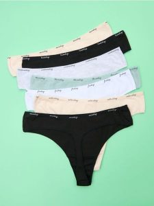 Bawełniane stringi 7 pack - wielobarwny. Stringi Sinsay, bez wzorów, z bawełny. W wyprzedaży za 24,99 zł.