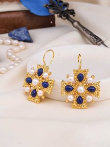 L'Atelier de Gaia Pozłacane kolczyki z perłami i lapis lazuli rozmiar: onesize. Niebieskie kolczyki L'Atelier de Gaia, z lazurytem, pozłacane. Za 82,95 zł.