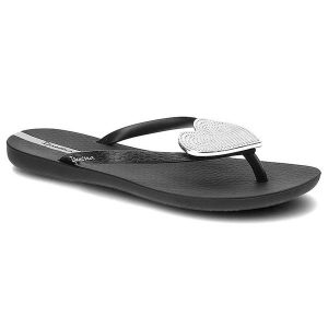 Czarne Japonki Ipanema Wodoodporne Klapki Damskie. Czarne klapki Ipanema, z aplikacjami, bez obcasa. Za 89,99 zł.