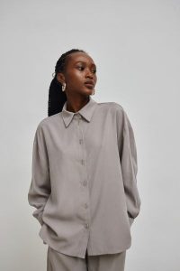 Luźna koszula z wiskozy w kolorze PEARL GREY - OBSESSION-M/L. Szare koszule Marsala, l, bez wzorów, z jeansu, bez kołnierzyka, bez ramiączek. W wyprzedaży za 94,98 zł.