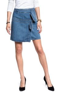 SPÓDNICA JEANSOWA MUSTANG Wrap Skirt 1007016 5000 680. Niebieskie spódnice Mustang, bez wzorów, z jeansu. W wyprzedaży za 69,99 zł.