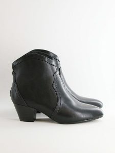 Bellucci Botki w kolorze czarnym rozmiar: 40. Czarne botki Bellucci, bez wzorów, bez obcasa, bez zapięcia. Za 152,99 zł.