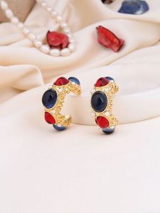 Pierres de Jade Pozłacane kolczyki-półkreole z perłami i cyrkoniami rozmiar: onesize. Czerwone kolczyki Pierres de Jade, z cyrkonią, pozłacane. Za 56,99 zł.