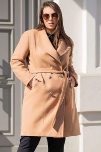 Płaszcz flauszowy trencz na podszewce KLARA z paskiem karmelowy. Płaszcze KARKO, na jesień, plus size, bez wzorów, z elastanu, bez kaptura. Za 258,50 zł.