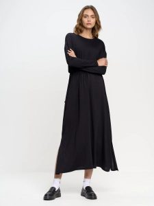 Sukienka damska maxi czarna Dressawa 906. Czarne sukienki Big Star, na co dzień, l, bez wzorów, z dzianiny, retro, bez kołnierzyka, bez ramiączek, maxi, dopasowane. W wyprzedaży za 139,99 zł.