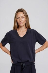 T-shirt z dekoltem w serek granatowy. Niebieskie t-shirty MOODO, l, bez wzorów, z bawełny, bez kołnierzyka, bez ramiączek. Za 39,99 zł.