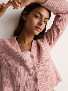 Muślinowa koszula - koralowy. Pomarańczowe koszule Reserved, l, bez wzorów, z bawełny, bez kołnierzyka, bez ramiączek. W wyprzedaży za 35,99 zł.