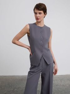 BGN Kamizelka w kolorze antracytowym rozmiar: 40. Czarne kamizelki BGN, bez wzorów, bez kołnierzyka, bez ramiączek, bez kaptura. Za 131,74 zł.