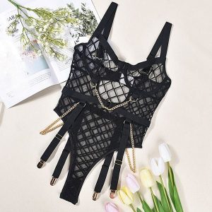 Body z koronką i elastycznymi paskami na romantyczny wieczór Petranka. Czarne body i gorsety Intica, bez wzorów, z koronki. Za 149,00 zł.