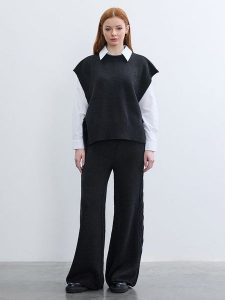 BGN Sweter w kolorze czarnym rozmiar: 38. Czarne swetry oversize BGN, bez wzorów, bez ramiączek. Za 108,99 zł.
