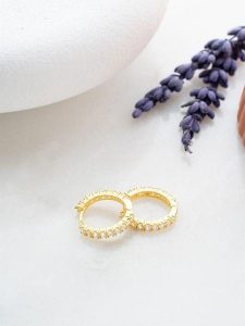Heliophilia Pozłacane kolczyki-kreole z cyrkoniami rozmiar: onesize. Żółte kolczyki Heliophilia, z cyrkonią, pozłacane. Za 38,95 zł.