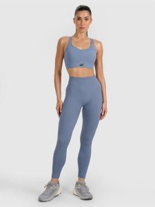 4F Legginsy treningowe bezszwowe damskie - szare XS/S. Szare legginsy 4f, bez wzorów, z dzianiny, z podwyższonym stanem. W wyprzedaży za 119,99 zł.