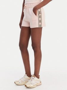 Guess Szorty sportowe V3GD13 KB3P2 Różowy Regular Fit. Czerwone spodenki sportowe Guess, xxs, z aplikacjami, z bawełny. Za 279,99 zł.