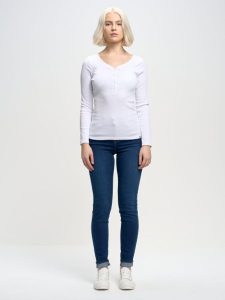 Bluzka damska z prążkowanej dzianiny biała Nathalie 101. Białe bluzki Big Star, l, z aplikacjami, z bawełny, retro, bez kołnierzyka, bez ramiączek. Za 119,99 zł.
