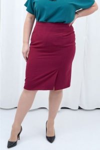 Spódnica do garnituru elegancka ołówkowa MELA bordowa. Czerwone spódnice KARKO, na co dzień, plus size, bez wzorów, z elastanu, eleganckie, plus size. Za 69,50 zł.