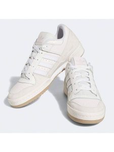 Adidas Skórzane sneakersy "Forum Low" w kolorze kremowym rozmiar: 47. Brązowe trampki ADIDAS, bez wzorów, bez zapięcia. Za 331,46 zł.