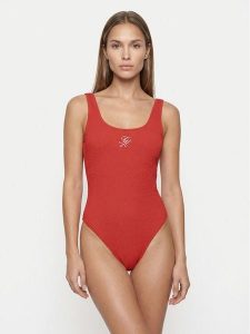Tommy Hilfiger Strój kąpielowy UW0UW06522 Czerwony. Czerwone stroje jednoczęściowe TOMMY HILFIGER, bez wzorów, z syntetyku. Za 298,99 zł.