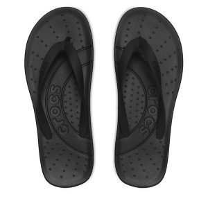 Japonki Crocs. Czarne klapki Crocs, bez wzorów, bez obcasa. Za 89,99 zł.