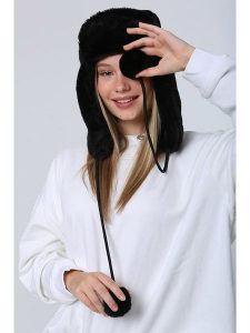 Lucky Bees Czapka w kolorze czarnym rozmiar: onesize. Czarne czapki Lucky Bees, bez wzorów, z futra. Za 91,77 zł.