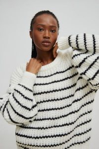 Sweter oversize z bufiastym rękawem w BIAŁO-CZARNE paski - RIVERO-UNI. Białe golfy Marsala, na lato, z wełny, bez kołnierzyka. Za 269,90 zł.