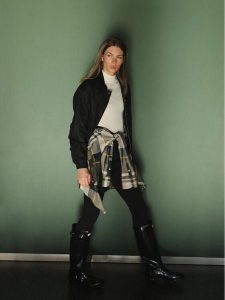 Hunter Kurtka przejściowa Leith HARW0065251 Czarny Oversize. Czarne kurtki Hunter, m, bez wzorów, z bawełny, bez kaptura. Za 589,99 zł.