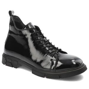 Czarne Botki Venezia Modne Buty Damskie. Czarne botki Venezia, bez wzorów, z lakierowanej skóry, bez obcasa, bez zapięcia. Za 409,00 zł.