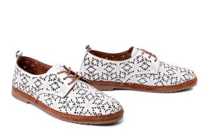 MANITU 840157-03 weiss, półbuty damskie. Białe półbuty Manitu, na lato, w ażurowe wzory, ze skóry, bez obcasa, bez zapięcia. Za 254,92 zł.