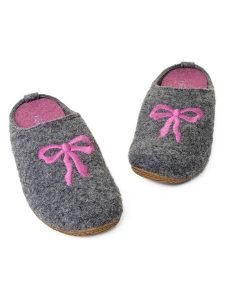 Living Kitzbühel Kapcie "Mimi Bow" w kolorze antracytowym rozmiar: 42. Czarne kapcie Living Kitzbühel, z aplikacjami, z materiału. Za 204,95 zł.