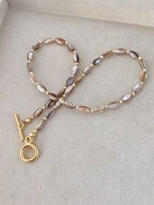 Nakkash Pozłacany naszyjnik z masą perłową - dł. 45 cm rozmiar: onesize. Brązowe naszyjniki Nakkash, z perłą, pozłacane. Za 87,81 zł.