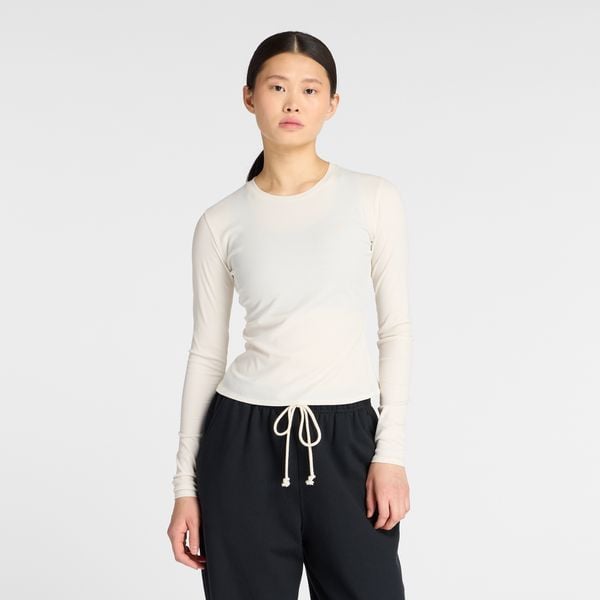 Koszulka damska New Balance WT53133PEF – beżowa. Brązowe bluzki New Balance, m, bez wzorów, z lyocellu, eleganckie, bez kołnierzyka, bez ramiączek. Za 139,99 zł.