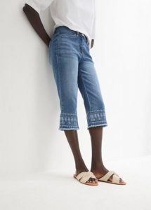 Jeansy 3/4 z haftem. Niebieskie jeansy bonprix, bez wzorów, z jeansu. Za 124,99 zł.
