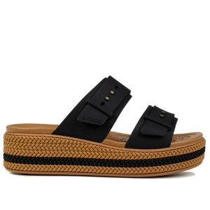 Klapki damskie na platformie Crocs BROOKLYN WOVEN BUCKLE. Brązowe klapki Crocs, bez wzorów, z materiału, bez obcasa, na platformie. Za 219,00 zł.