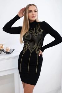 Sukienka dzianinowa ze złotym wzorem z cyrkonii czarna. Czarne sukienki KESI, na imprezę, l, bez wzorów, z dzianiny, eleganckie, bez kołnierzyka, plus size, bez ramiączek, dopasowane. Za 278,10 zł.
