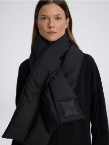 Nylonowy szalik z logo - czarny. Czarne szaliki Reserved, bez wzorów, z nylonu. W wyprzedaży za 129,99 zł.