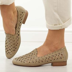 Beżowe skórzane półbuty damskie Jezzi Ol50-1. Brązowe półbuty Jezzi, na lato, w ażurowe wzory, ze skóry, z okrągłym noskiem, bez obcasa, na płaskiej podeszwie, bez zapięcia. W wyprzedaży za 206,10 zł.