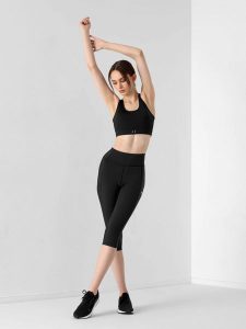 4F Legginsy treningowe 3/4 ze średnim stanem damskie XXS. Czarne legginsy 4f, bez wzorów, z dzianiny, z podwyższonym stanem. W wyprzedaży za 49,99 zł.