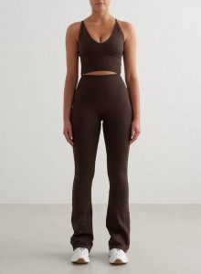 Damskie legginsy rozszerzane, wysoki stan squat proof Shape Seamless czekoladowe. Brązowe legginsy AIM'N, bez wzorów, z dzianiny, z podwyższonym stanem. Za 339,00 zł.
