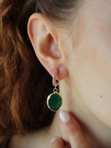 Pierres delicates Pozłacane kolczyki-kreole z agatami i cyrkoniami rozmiar: onesize. Zielone kolczyki Pierres delicates, z agatem, pozłacane. Za 43,99 zł.